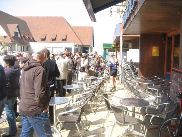 terras loopt leeg, nu de start