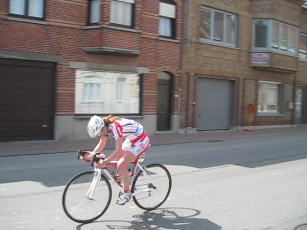 Hannah maakt de sprong uit het peleton naar de twee ontsnapte dames