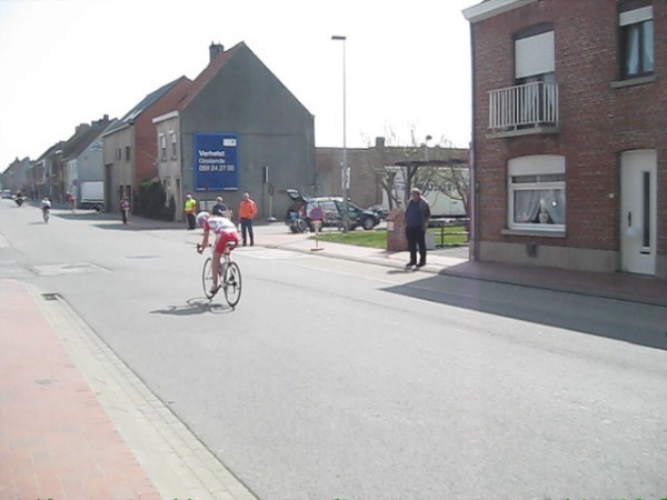 Hannah kijkt supporter nog eens na